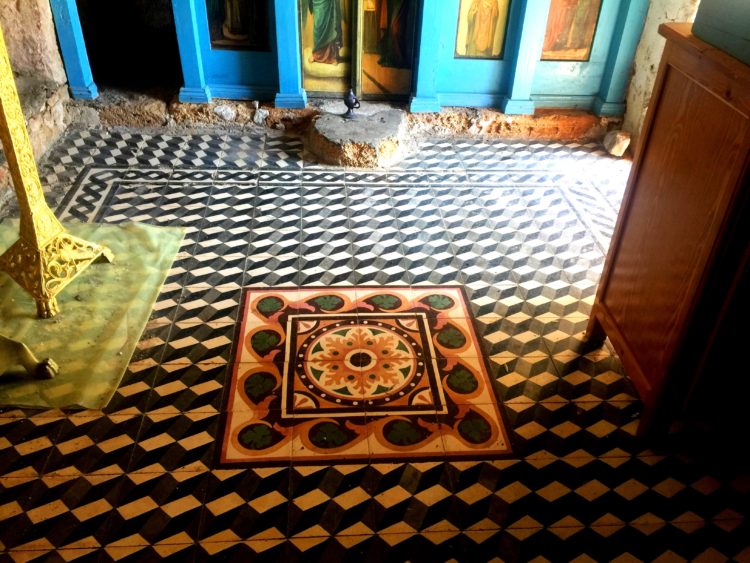 geometrisches Fußbodenmuster in Kapelle, Kreta