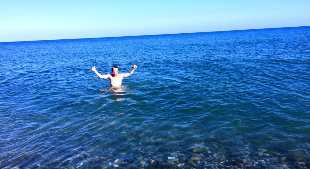 MAnn badet im Mittelmeer