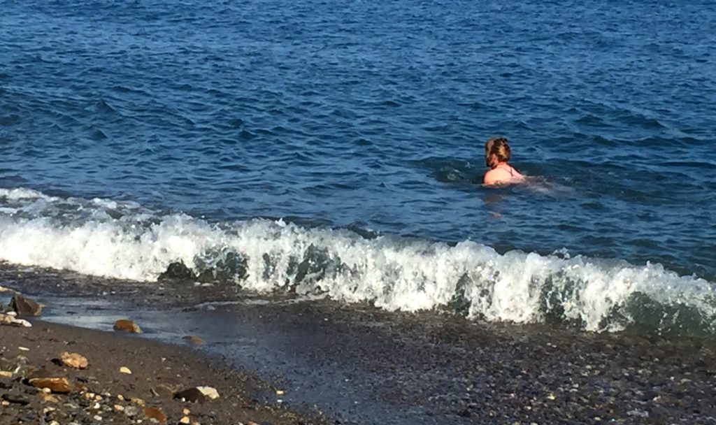 Frau badet im Mittelmeer