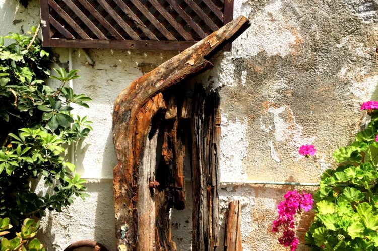 Altes Holz im Innenhof der alten Synagoge chania