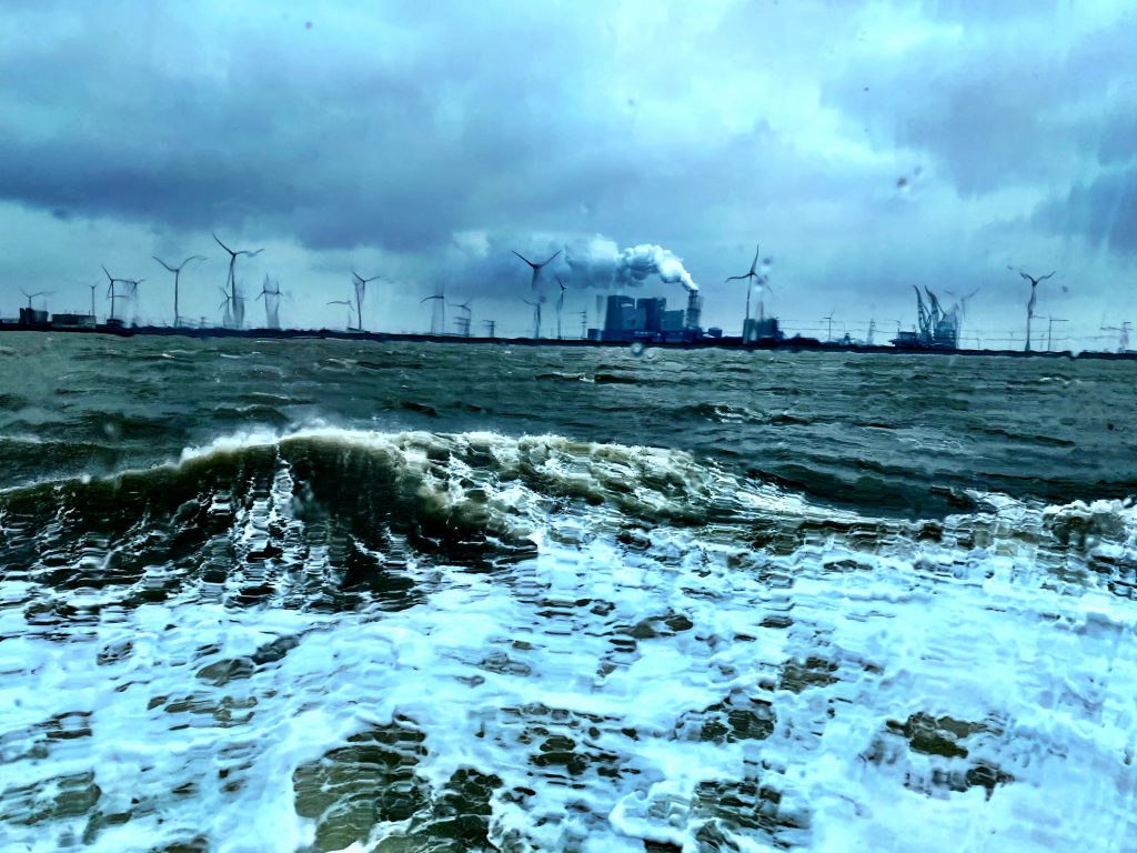 Nordsee, Wellen, bewegtes Meer, Industrie im Hintergrund, Eemshaven, Emden, nach Borkum,