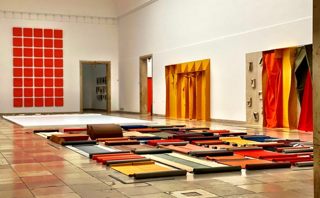 Haus der Kunst München, zentraler Saal. Shifting Perspectives, Franz Erhard Walther